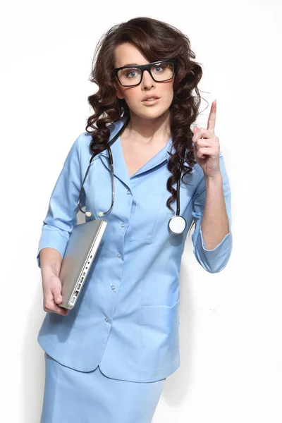 女医生携带一台笔记本电脑 — 图库照片