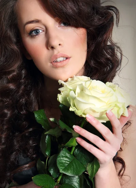 Foto de hermosa mujer con rosas blancas —  Fotos de Stock