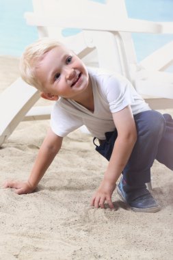 Sahilde güzel bir çocuk