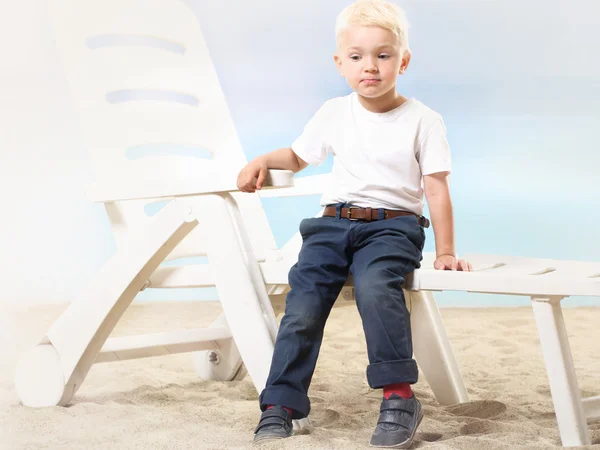 Prachtige kleine jongen op het strand — Stockfoto