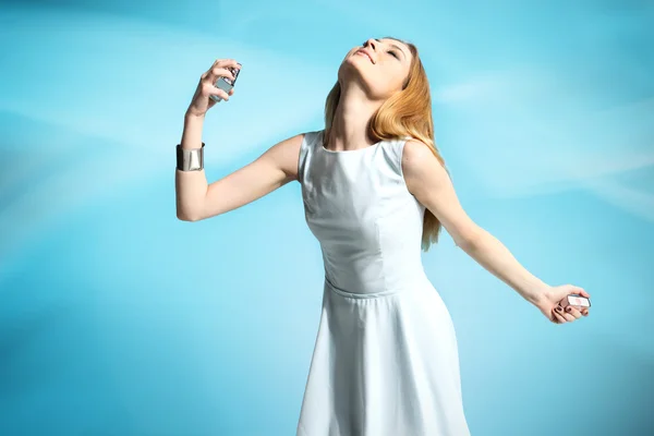 Beautiful woman applying perfume on her body — Stock Photo, Image