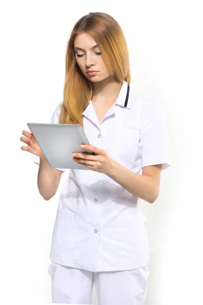 Lekarka pracująca nad tabletką cyfrową — Zdjęcie stockowe
