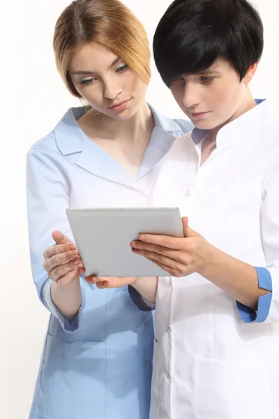 Двоє молодих лікарів тримають планшетний ПК в руках — стокове фото