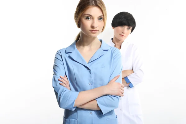 Retrato de dos doctoras exitosas de pie — Foto de Stock