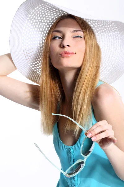 Vrouw in sunhat geïsoleerd — Stockfoto