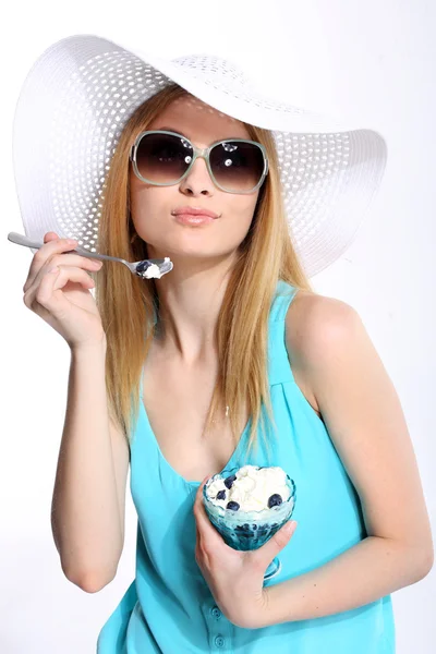 Vrouw in sunhat geïsoleerd — Stockfoto