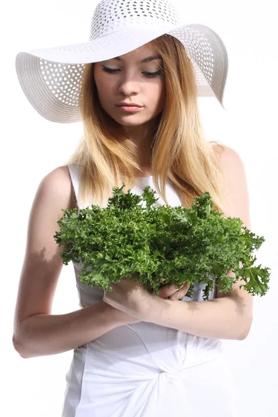 Vrouw met groene salade bladeren — Stockfoto