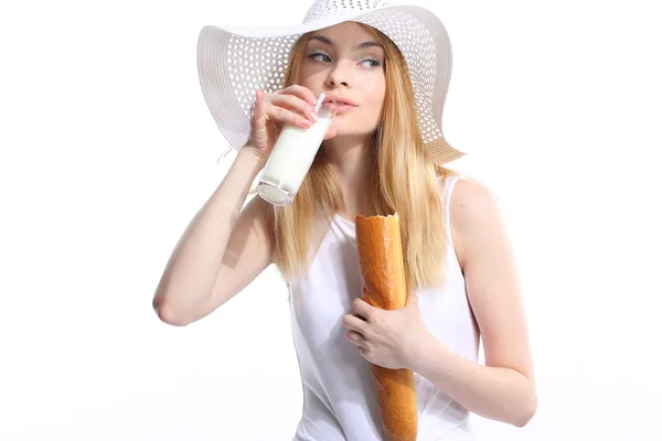 Mulher com baguete e copo de leite — Fotografia de Stock