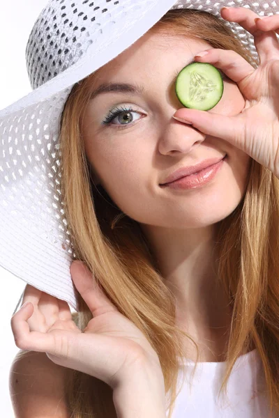 Vrouw bedrijf komkommer. — Stockfoto