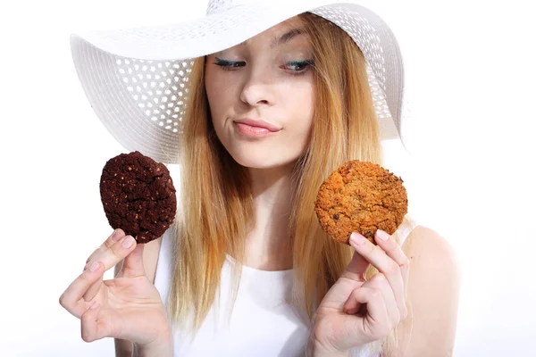 Cute young woman eats cookies — Stock Photo, Image