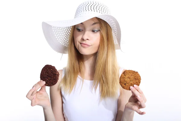 Милая молодая женщина ест печенье — стоковое фото