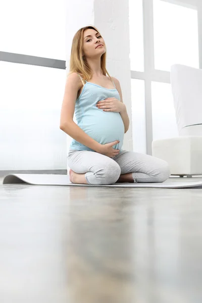 Gravid yoga kvinnan — Stockfoto