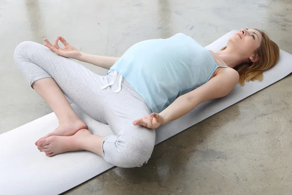 Mujer embarazada de yoga — Foto de Stock