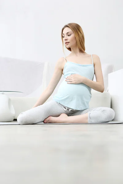 Mujer embarazada de yoga — Foto de Stock