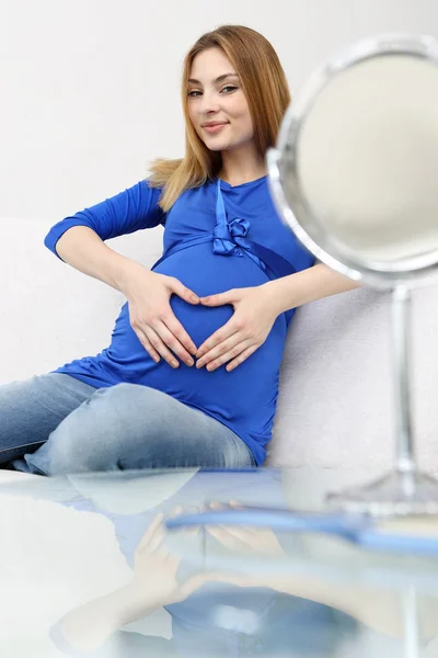 Mujer embarazada. — Foto de Stock