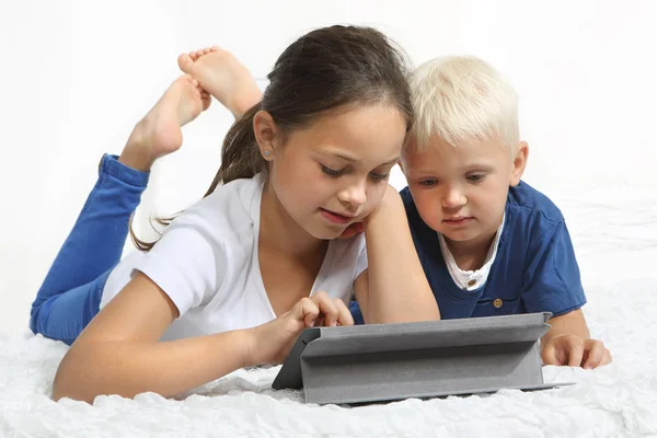 Kinderen kijken Tablet PC — Stockfoto
