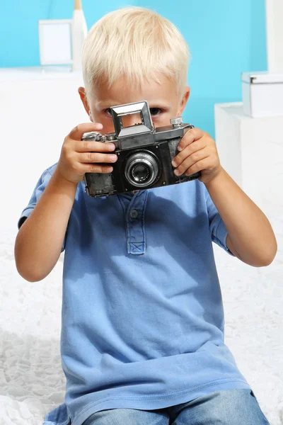 Niño con una cámara —  Fotos de Stock