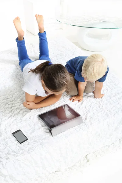 Kinderen kijken Tablet PC — Stockfoto