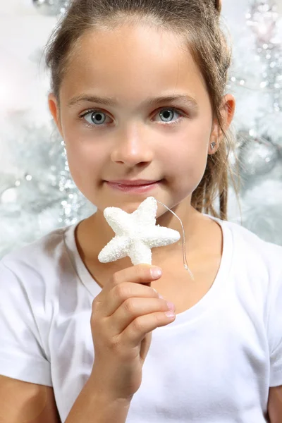 Menina com estrela de Natal — Fotografia de Stock