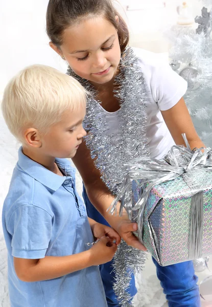 Irmã dá a seu irmão um presente de Natal — Fotografia de Stock