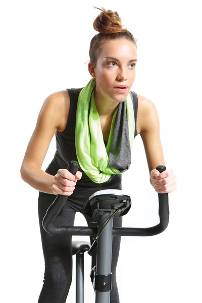 Menina se exercitando em bicicleta de exercício — Fotografia de Stock