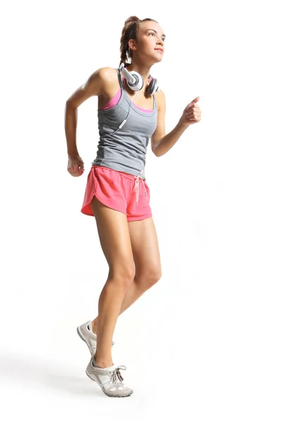 Стройная привлекательная женщина тренируется бегом — стоковое фото