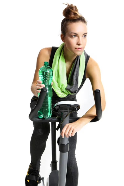 Девушка в черном спортивном костюме на велосипеде и питьевой воде — стоковое фото