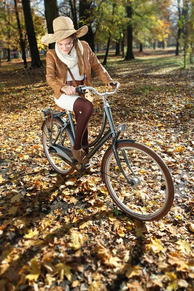 Donna felice in autunno tour in bicicletta — Foto Stock