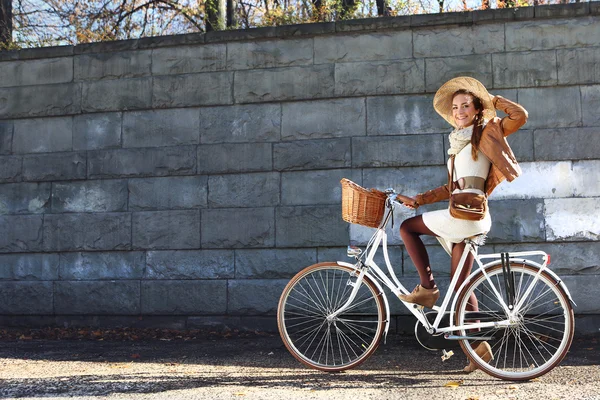 秋の自転車に乗る — ストック写真