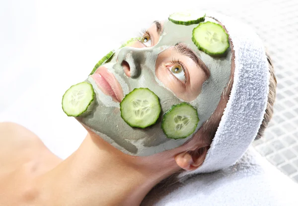 Relaxes in the mask with green clay and cucumber — Stock Photo, Image