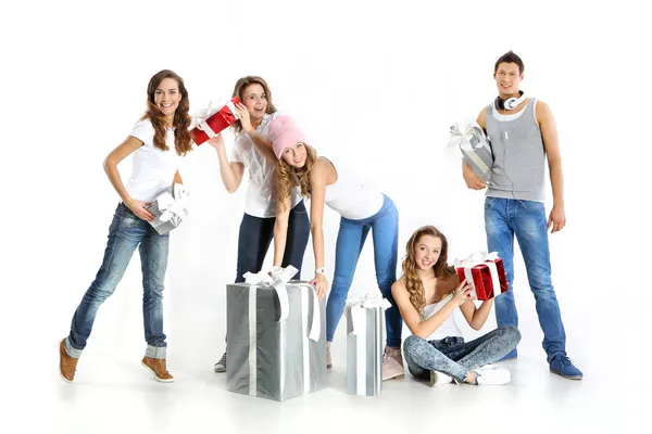 Group of young cheerful people with a nice Christmas packages — Stock Photo, Image