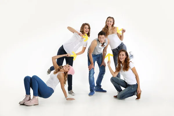 Groep van vrienden vier meisjes en een jongen — Stockfoto