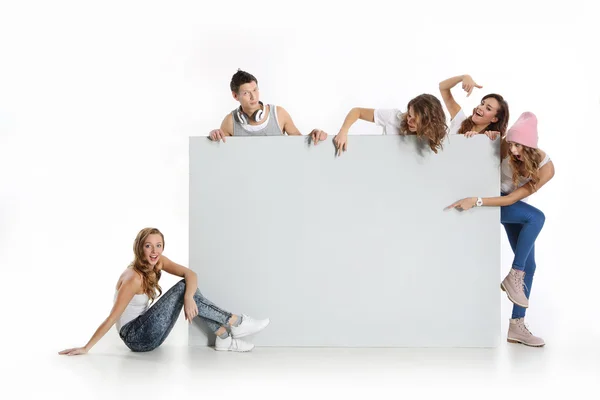 Equipo de jóvenes con una pizarra blanca — Foto de Stock