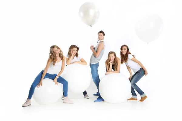 Grupo de amigos con grandes globos blancos — Foto de Stock