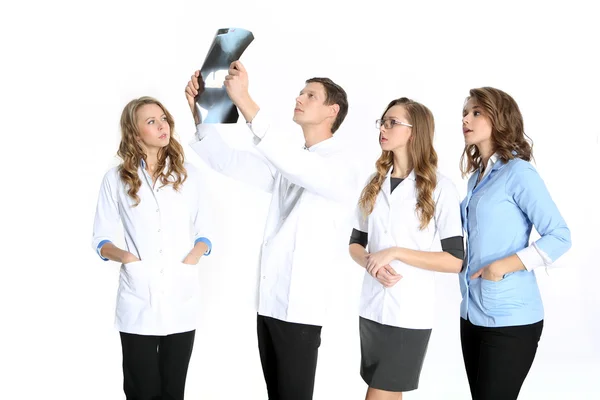 Team av unga kirurger tittar på bilden av benfrakturer — Stockfoto