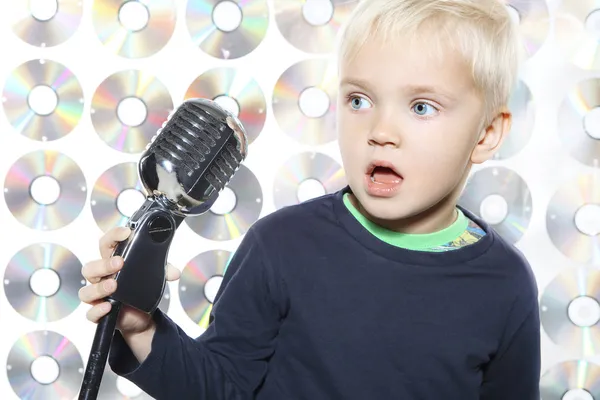 Malý chlapec zpívá — Stock fotografie