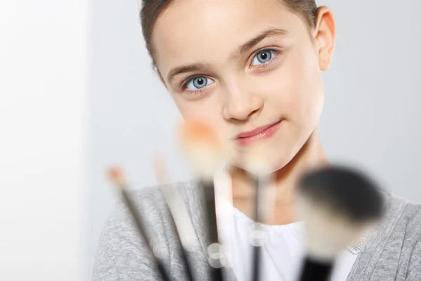 Chica adolescente con cepillos para el maquillaje —  Fotos de Stock