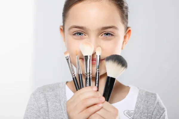 Fille avec brosse pour maquillage — Photo