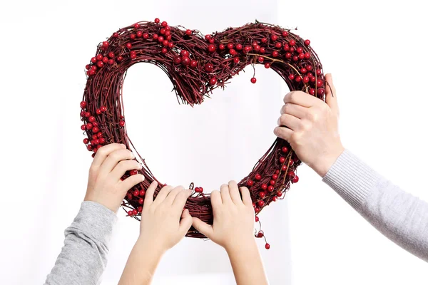 La familia sostiene un corazón de San Valentín —  Fotos de Stock