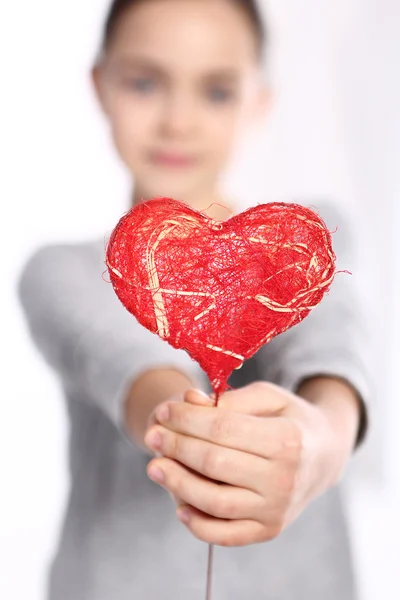 Portret van een baby met een hart valentine — Stockfoto