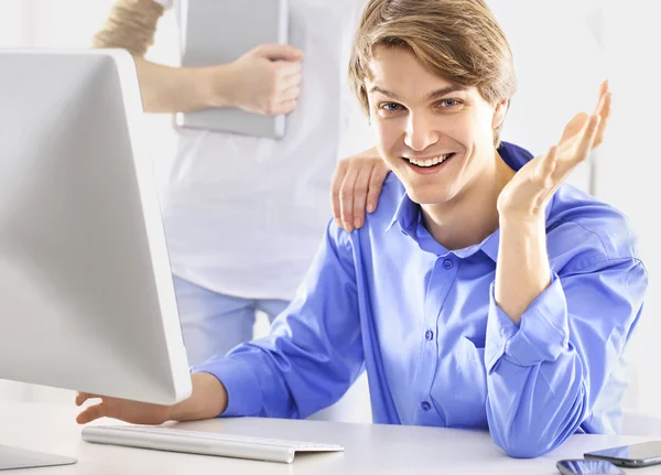 Joven gerente en su escritorio — Foto de Stock