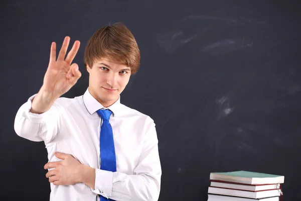 Vyhodnocení testu, student ukazuje ve střehu — Stock fotografie