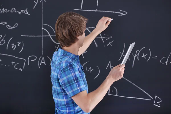 Studentin an der Tafel — Stockfoto