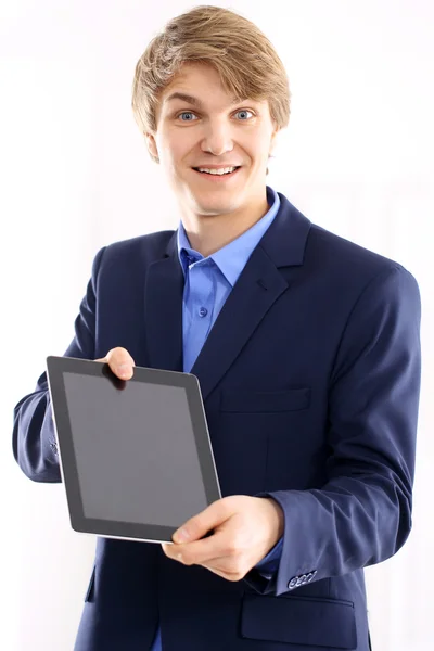 Biznesmen z tabletem — Zdjęcie stockowe