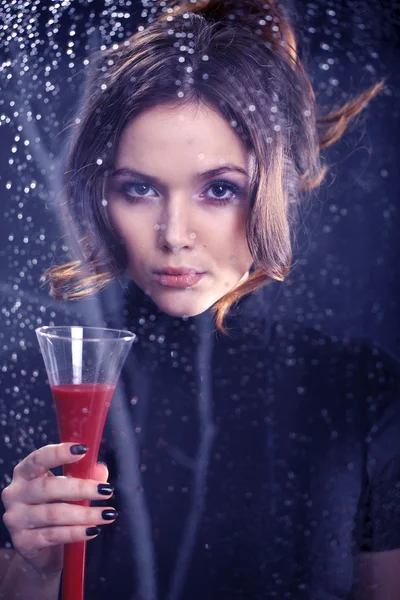 Mujer con una copa de vino tinto — Foto de Stock