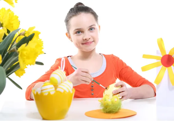 Children decorates Easter eggs — Stock Photo, Image