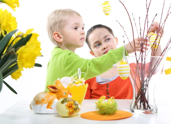 Siblings decorates Easter eggs — Stock Photo, Image