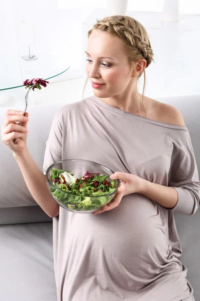 妊娠中の食事します。 — ストック写真