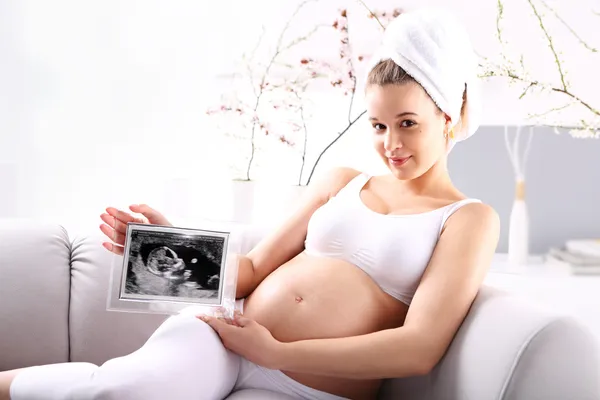 Mulher grávida mostrando bebê ultra-som — Fotografia de Stock