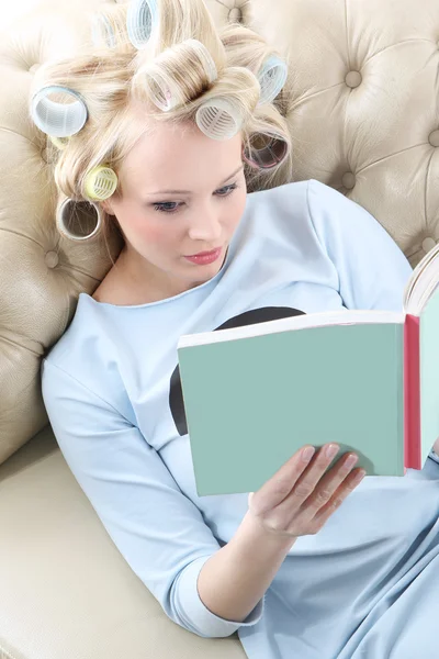 Ontspan met een leuk boek — Stockfoto